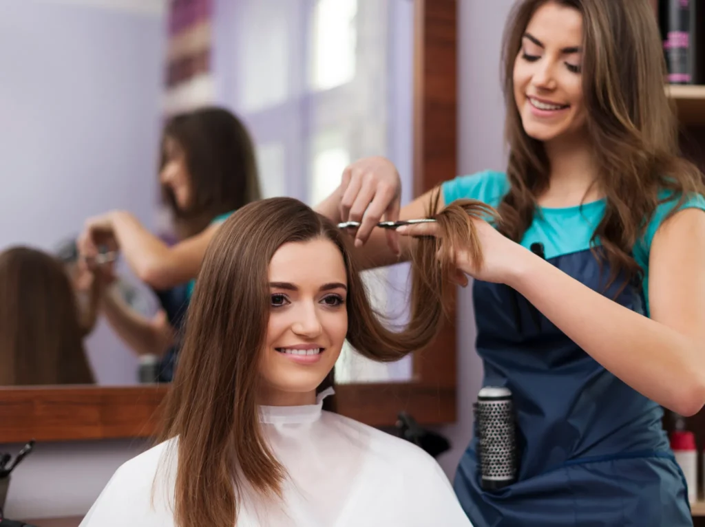 Mujer con peinado moderno en salón de belleza en Canena.