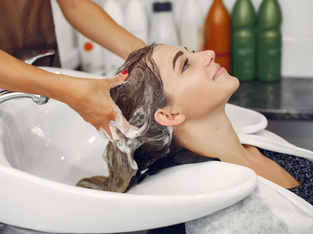 Coloración de cabello con técnica balayage en peluquería local.